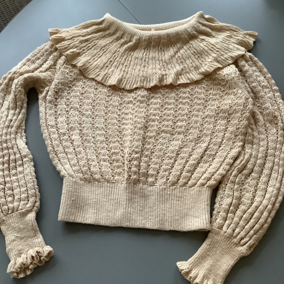 Free People ruffled sweater medium.  Colour wheat or beige. - Picture 1 of 4